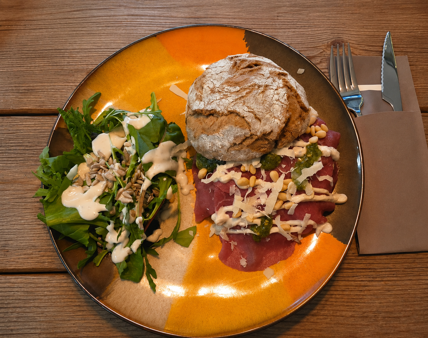 Crustico Carpaccio met rucola, Parmezaanse kaas en pijnboompitjes