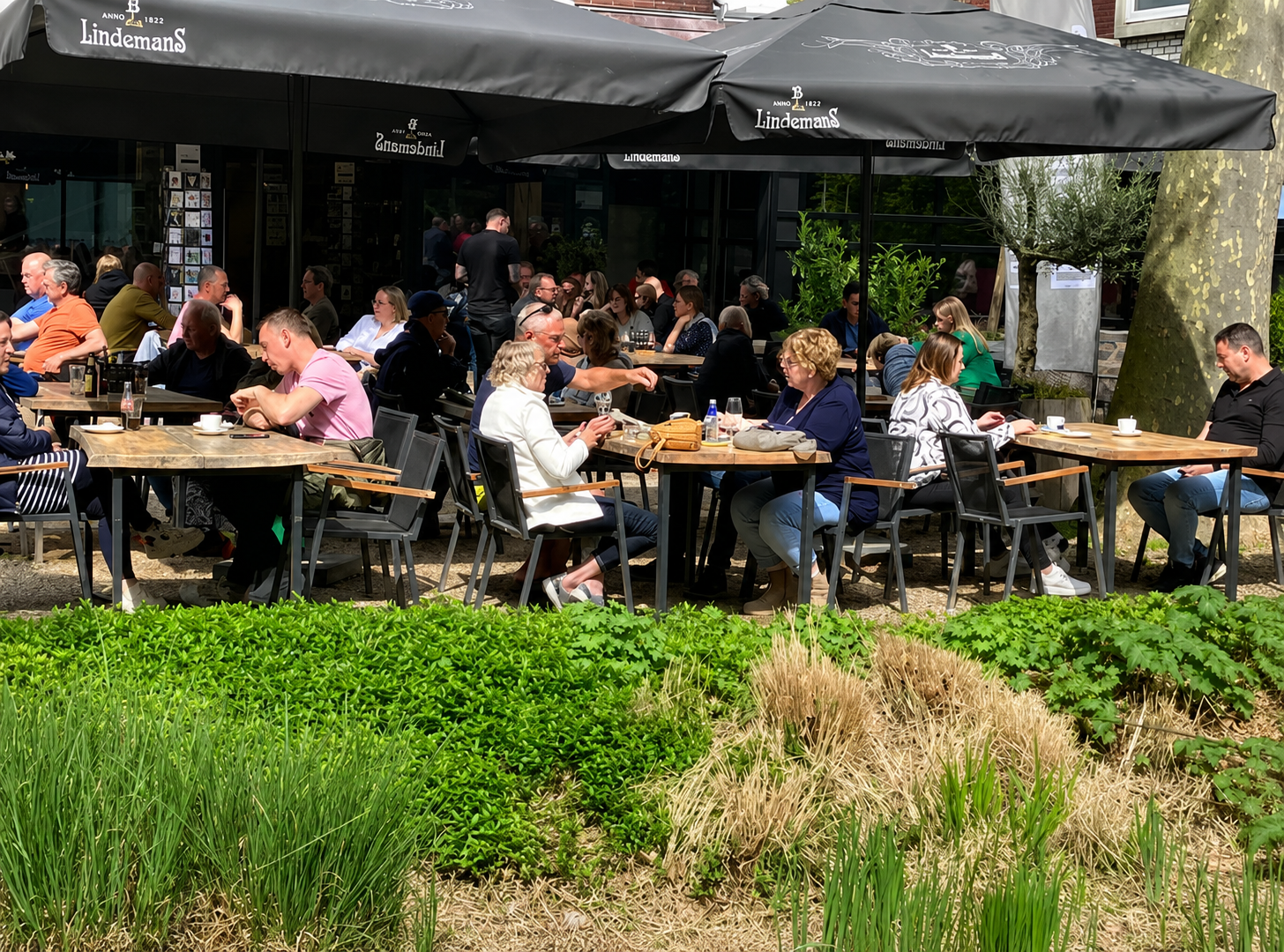 Gasten genieten op het terras van De Jongens